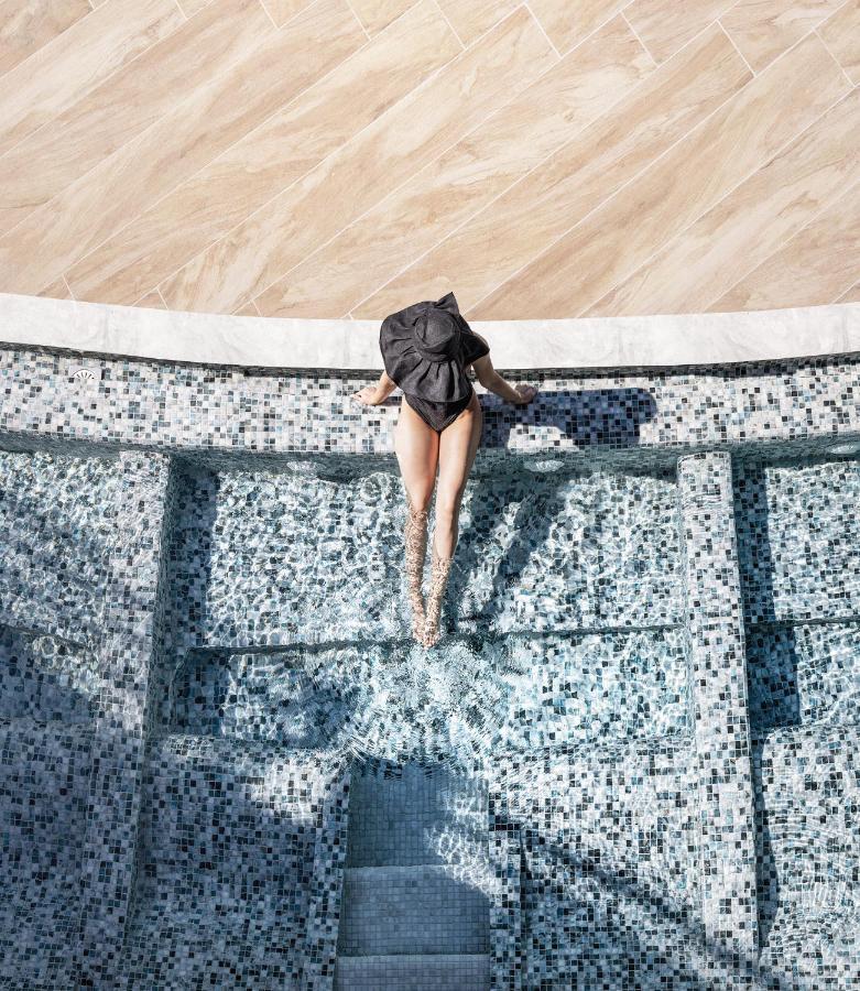 Nautilux Rethymno By Mage Hotels エクステリア 写真 A woman in a swimming pool