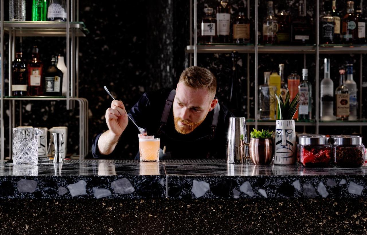 Nautilux Rethymno By Mage Hotels エクステリア 写真 A bartender at work