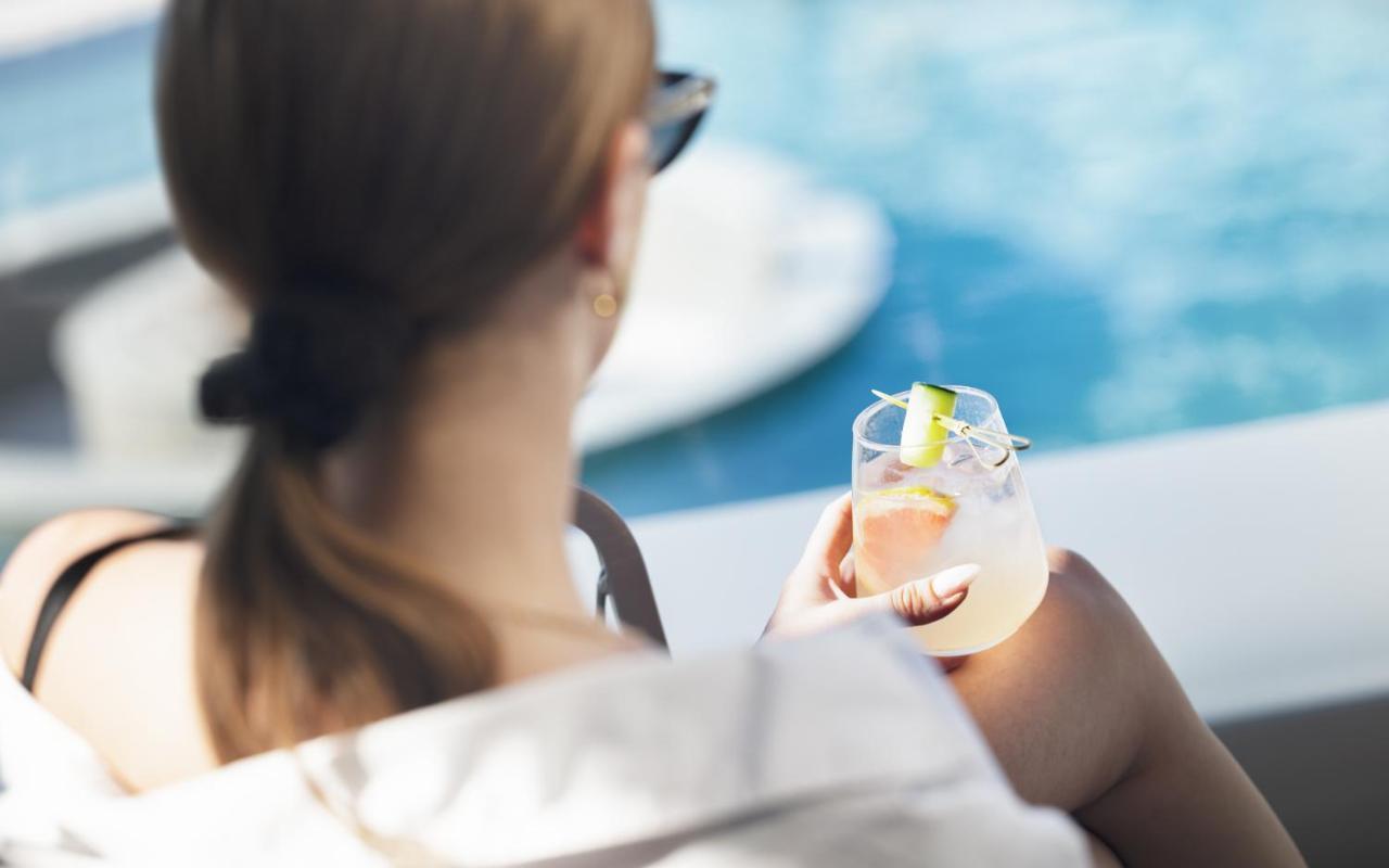 Nautilux Rethymno By Mage Hotels エクステリア 写真 A woman holding a glass of wine