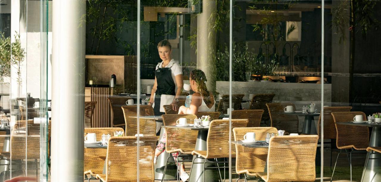 Nautilux Rethymno By Mage Hotels エクステリア 写真 A waitress clearing a table