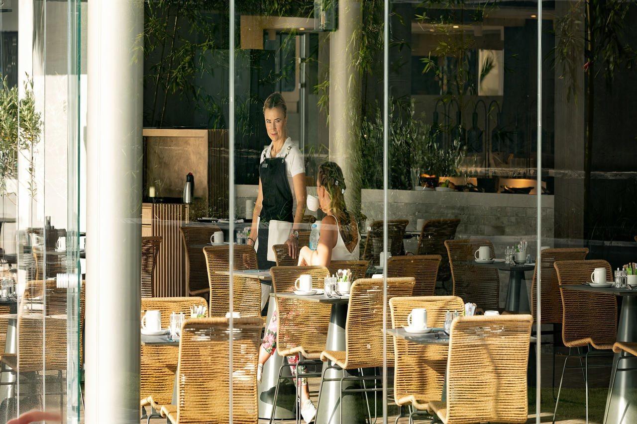 Nautilux Rethymno By Mage Hotels エクステリア 写真 A waitress clearing a table